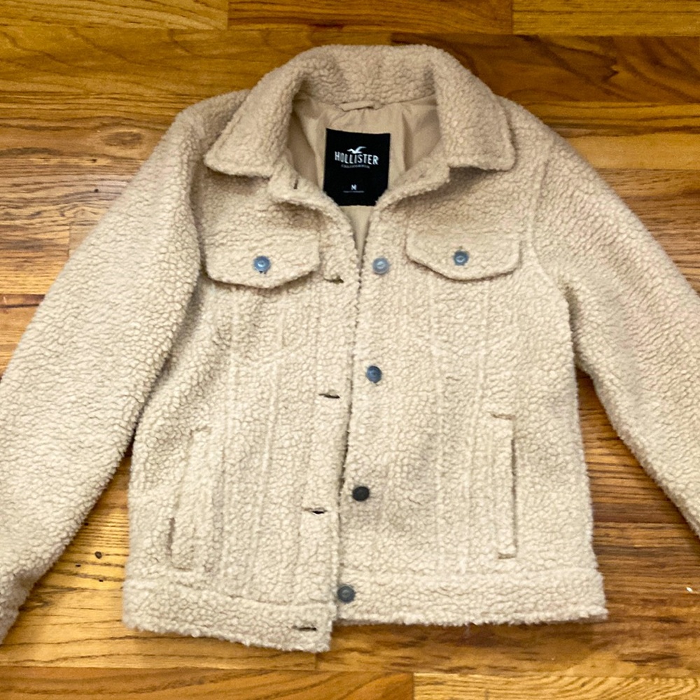 Hollister sherpa jacket, like new. It didn’t end up being worn.
